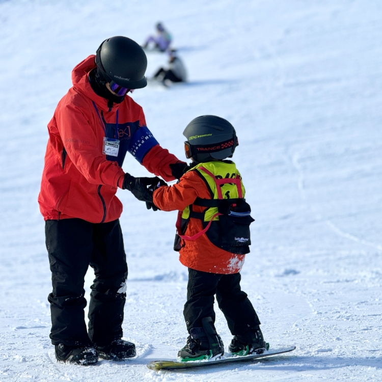 JAPAN SNOWBOARD ACADEMY