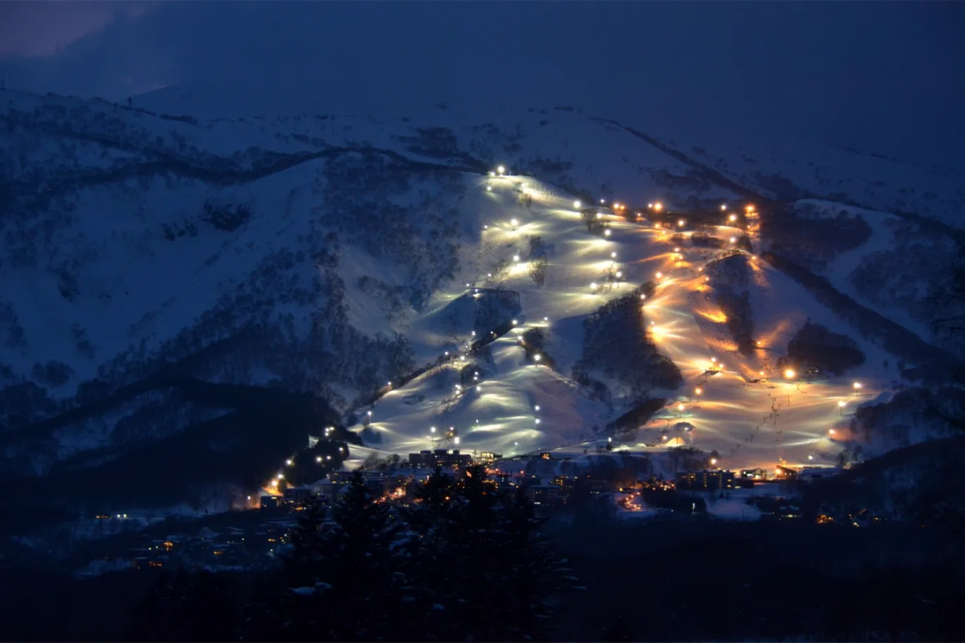 Night skiing in refreshing powder snow conditions
