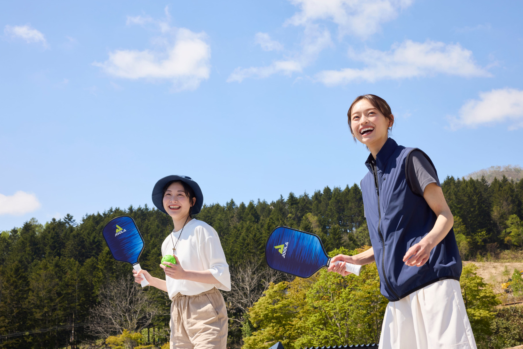 写真：ピックルボールを楽しむ女性たち