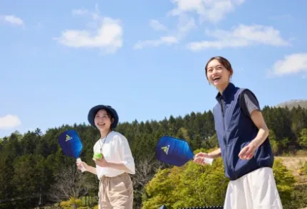 写真：ピックルボールを楽しむ女性たち