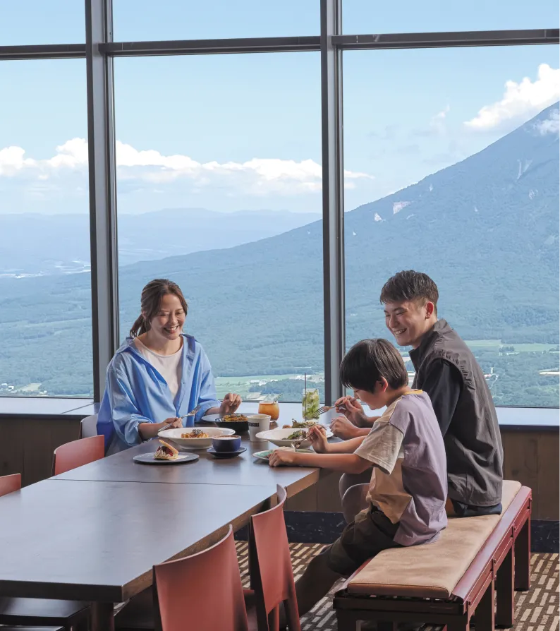 羊蹄山を望むNEST813で食事を楽しむ家族