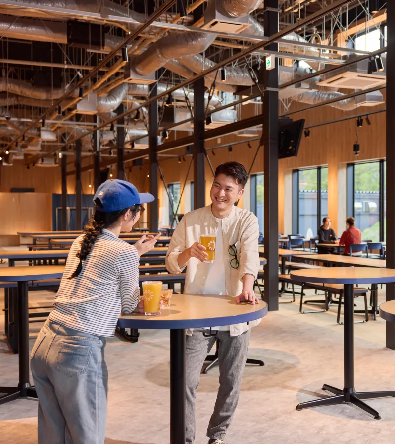 POWDERHOOD RESTAURANT & TAPROOMでビールを楽しむ様子
