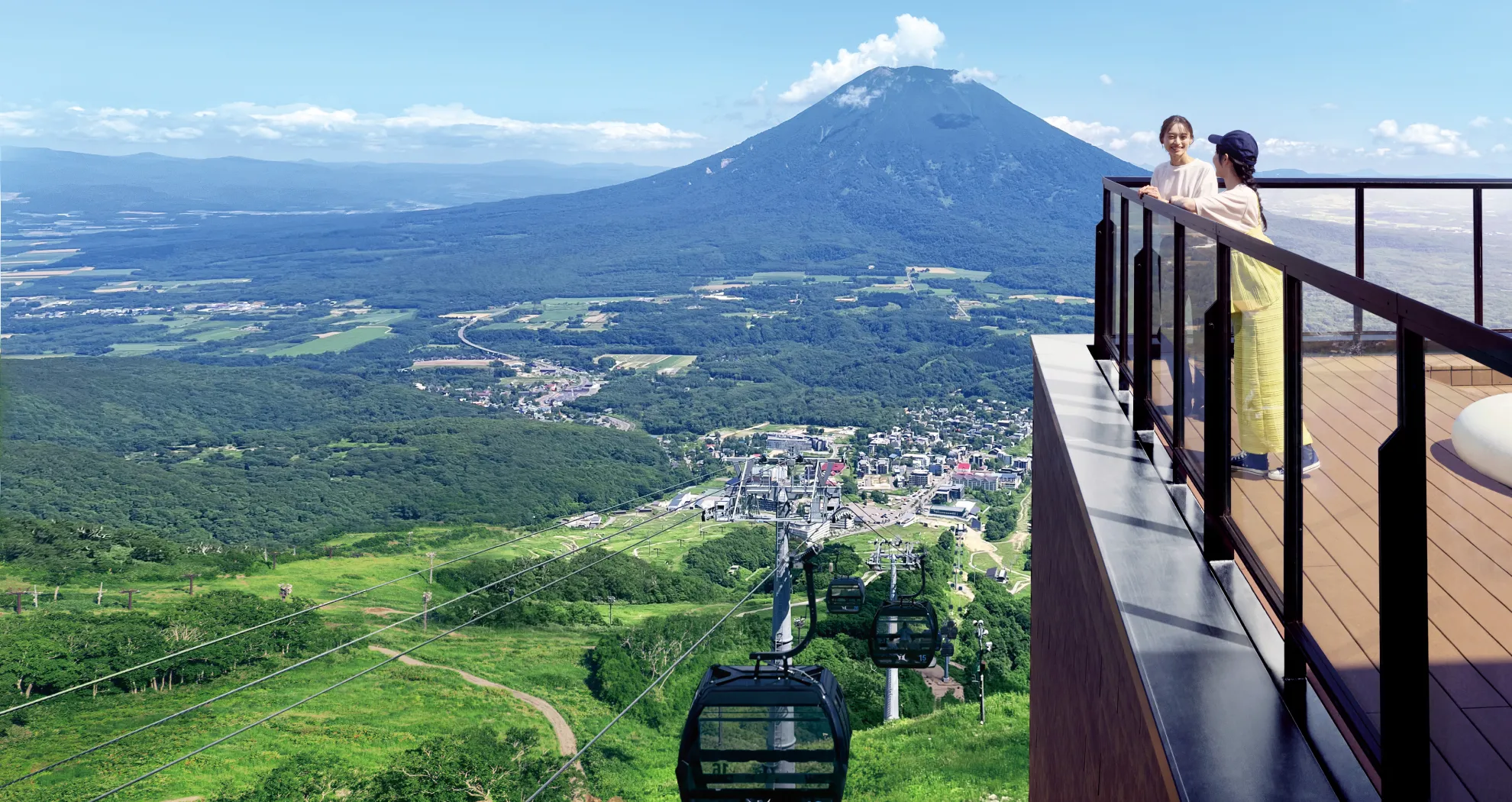 展望デッキから眺める夏のニセコと羊蹄山