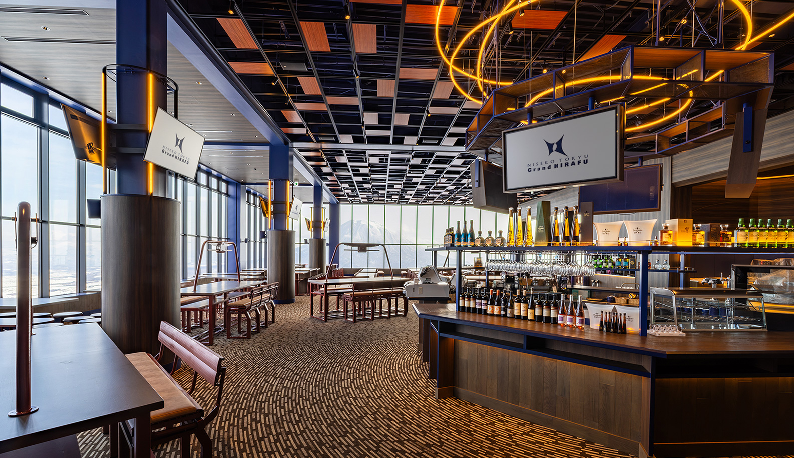 A spacious 380-seat restaurant offering panoramic views of Mt. Yotei