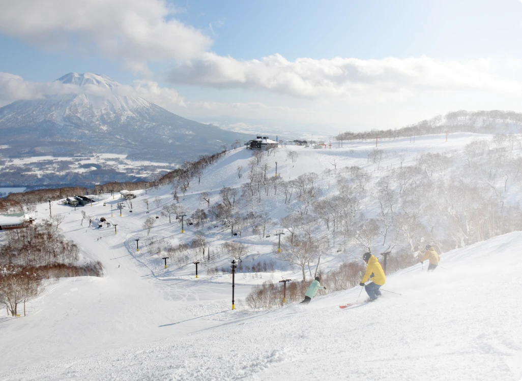 羊蹄山とゲレンデの風景