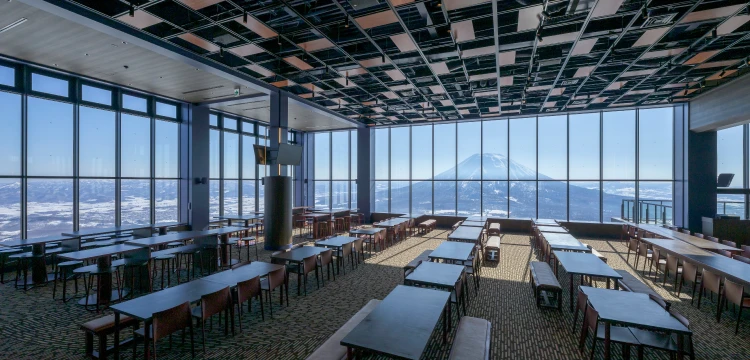 富士山が見えるレストランの店内