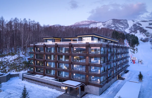 雪景色に囲まれたホテルの外観