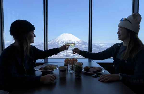 富士山を望むレストランで乾杯を楽しむ食事風景