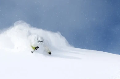 新雪を滑るスキーヤー