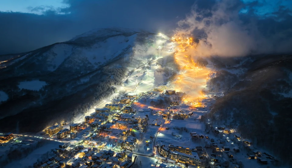 ナイター照明に照らされたゲレンデとヒラフの夜景