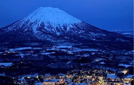 月明かりに照らされた羊蹄山とヒラフの夜景