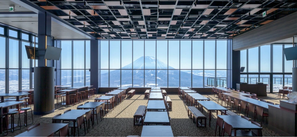 羊蹄山を望むレストランの店内