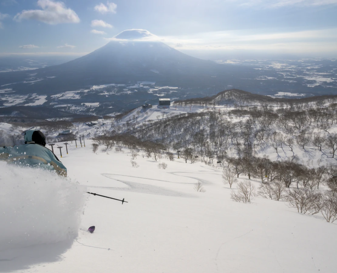 羊蹄山を望むゲレンデ