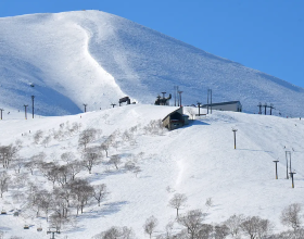 雪の斜面とリフト