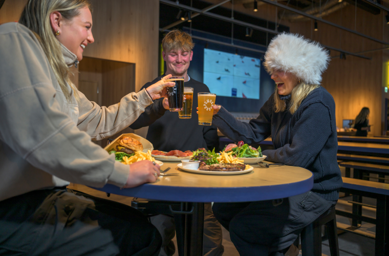 POWDERHOODでビールと食事
