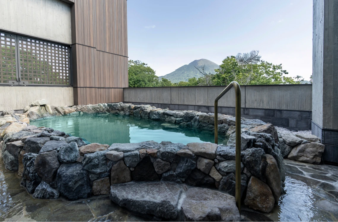 山を望む露天風呂
